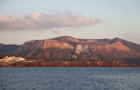 Starši in najstnik umrli zaradi zdrsa ob vulkanskem kraterju v Italiji