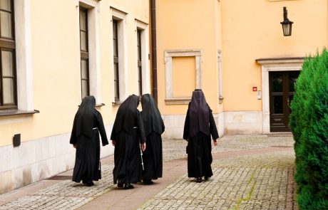 Podjetne nune s kozmetiko za obnovo samostana