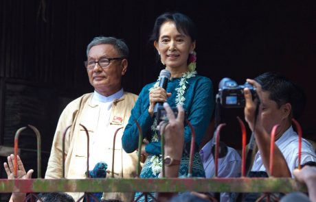 Sodišče mjanmarske vojaške hunte je nekdanjo voditeljico Aung San Suu Kyi obsodilo na pet let zapora, sledi še vrsta obtožnic