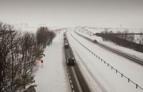 Obilno sneženje povzroča težave na cestah