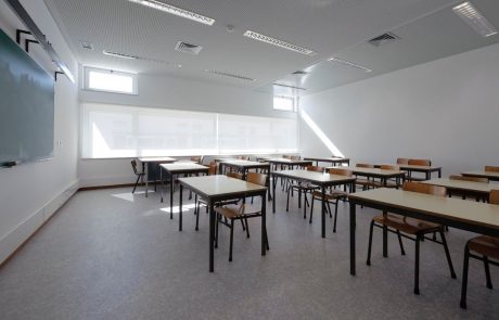 Število dijakov in študentov v Sloveniji padlo za četrtino