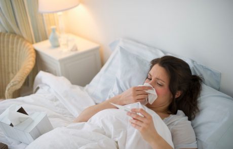 Gripa se lahko širi že samo z dihanjem