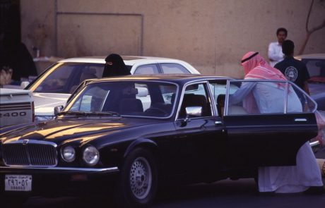 Ženske v Savdski Arabiji bodo lahko z današnjim dnem prvič po desetletjih sedle za volan