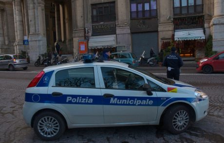 V Italiji strelec vozil po mestu in napadal temnopolte osebe