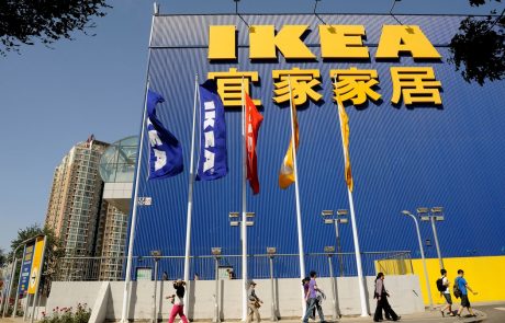 Kitajci poleti počivajo in se hladijo v Ikei