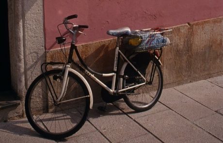 Pijan kolesar v Kopru grozil in klestil z verigo
