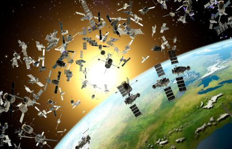 Vesoljske misije vse bolj zahtevne zaradi smeti, ki krožijo okoli Zemlje