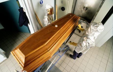 Krste, v katerih so trupla umrlih za covidom-19, Švedi označujejo s posebnim simbolom