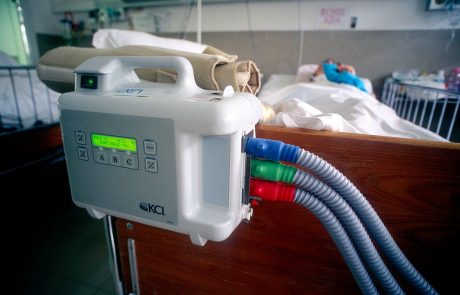 V bolnišnicah trenutno 100 intenzivnih postelj za bolnike s covidom-19, možnost razširitve na 136 postelj