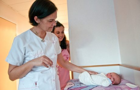 Obiske omejili še v ljubljanski porodnišnici
