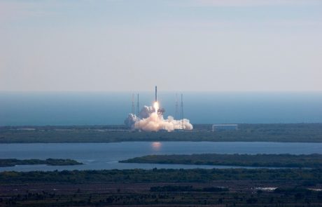 Raketa SpaceX uspešno prepeljala dva ameriška astronavta proti Mednarodni vesoljski postaji