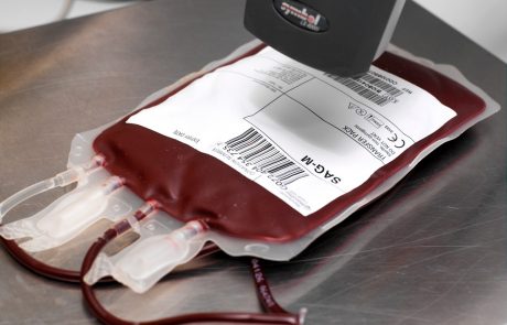 WHO odsvetuje uporabo krvne plazme pri zdravljenju covida-19