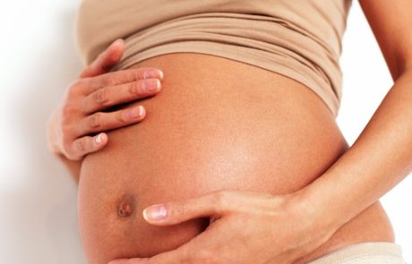 Ema zagotavlja: Cepivo mRNK ne predstavlja tveganja za nosečnice in neojene otroke