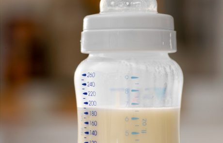 Zdravstveni inšpektorat preverja, ali je sporno Lactalisovo otroško mleko tudi v Sloveniji