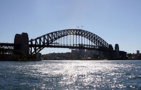 Nad znamenitim sydneyjskim mostom bo poslej visela aboriginska zastava