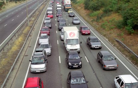 Zaradi prometne nesreče je večkilometrski zastoj na primorski avtocesti in večurne čakalne dobe na mejnih prehodih