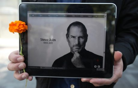 Zadnje besede Steva Jobsa na smrtni postelji še danes odmevajo in nosijo močno življenjsko sporočilo!