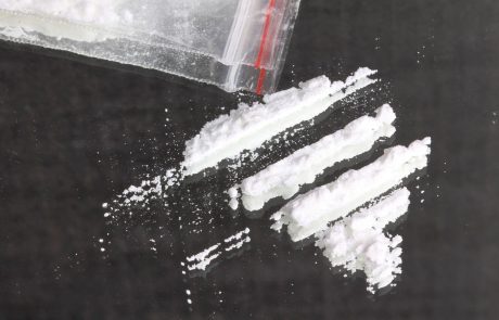 Operacija tupe: Kolumbijec pod lasuljo skril pol kilograma kokaina