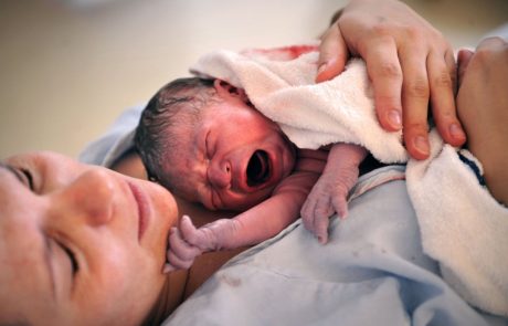 Številke so še vedno grozljive: Kljub medicinskemu napredku po svetu še vedno vsakih 11 sekund umre novorojenček ali nosečnica