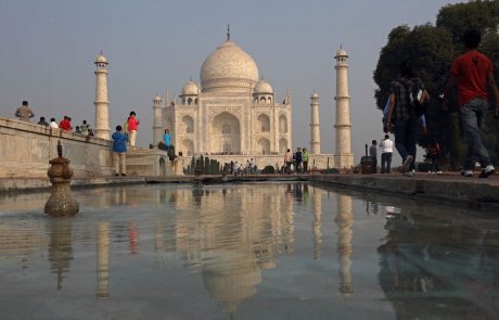 Tadž Mahal nesrečno spreminja barvo