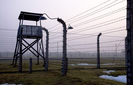 V Nemčiji vložili obtožnico proti 100-letnemu nekdanjemu pazniku v koncentracijskem taborišču, očitajo mu sodelovanje pri 3518 umorih