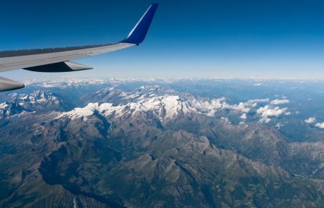 V strmoglavljenju letala v Švici trije mrtvi