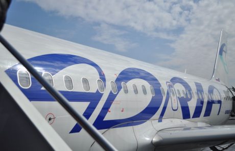 Še en udarec za Adro Airways: Tržni inšpektorat ji je izrekel globo zaradi nepoštene poslovne prakse