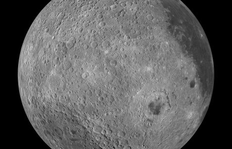 Indijci v Lunino orbito uspešno utirili sondo, ki bo natančno raziskala površje Zemljinega naravnega satelita