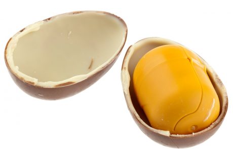 Ljubitelji čokolade končno ugotovili, zakaj je plastika v Kinder jajčku rumena