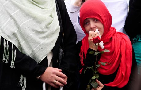 Tisoči se danes spominjajo genocida v Srebrenici, Srbija na proslavo ni poslala predstavnika