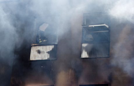Požar v hotelu zahteval številne žrtve, ženska in otrok sta se skušala rešiti s skokom skozi okno (Video)