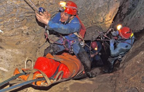 Pogrešano žensko našli v jami, 25 metrov globoko