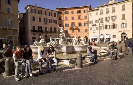V Rimu pretreseni zaradi niza spolnih napadov na ženske, med njimi na več turistk