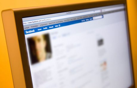 Policija opozarja na goljufive lažne Facebook profile