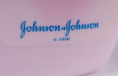 Zaradi azbesta v pudru za dojenčke mora Johnson&Johnson plačati 4,7 milijarde dolarjev odškodnin