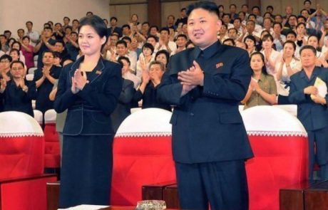 Kim Jong-un na koncertu s svojo ženo