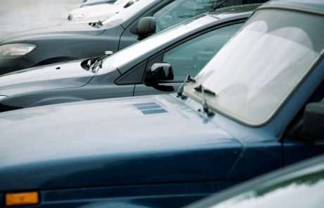 Notranje ministrstvo prodaja več kot 100 nevoznih avtomobilov