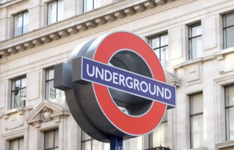 Incident na postaji londonske podzemne železnice; ljudje v joku in ob vpitju tečejo stran