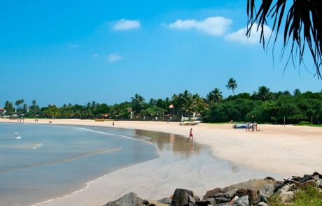 Na Šrilanki zaradi napadov pričakujejo namreč 30 odstotkov manj turističnih obiskov, kar pomeni 1,5 milijarde dolarjev izgube