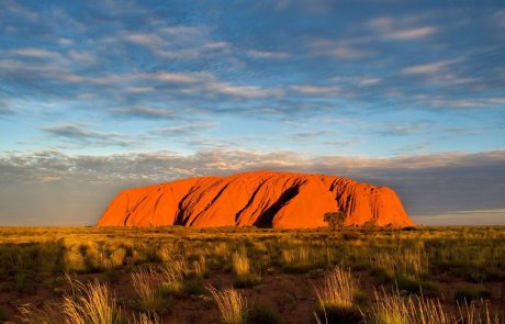 Ena izmed največjih turističnih znamenitosti Avstralije, gora Uluru, je odslej za vedno zaprta za obiskovalce