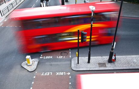 Londonski dvonadstropni avtobus se je danes zaletel v trgovino na prometni ulici, več ranjenih (foto)