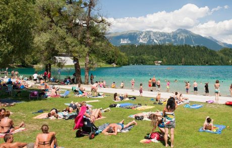 Turisti v Sloveniji lani ustvarili skoraj 12 milijonov prenočitev