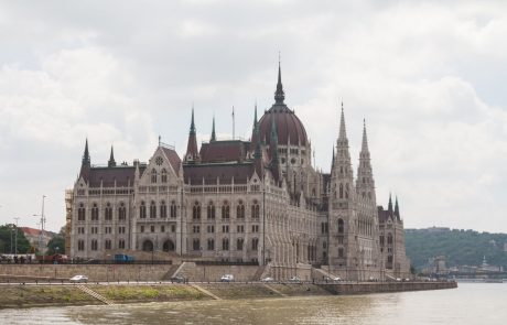 Madžarski parlament danes zavrnil Orbanove sporne amandmaje