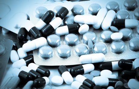 Velika Britanija kot prva odobrila protivirusno tableto proti covidu-19