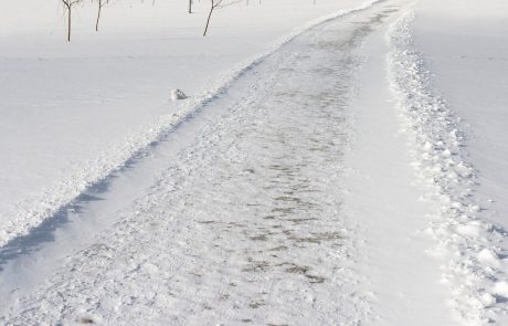 Vremenoslovci napovedujejo sneg do nižin: Kako voziti po snegu in poledeneli cesti?