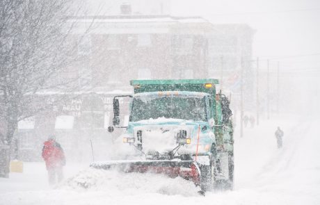Snežna neurja in tornadi v ZDA zahtevali najmanj 13 življenj