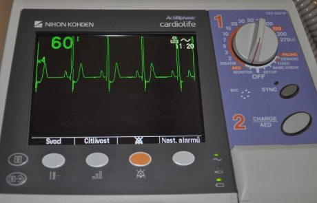 Uporaba defibrilatorja je ključna: Srčni zastoj je lani doživelo 785 oseb, več kot polovica jih je preživela!