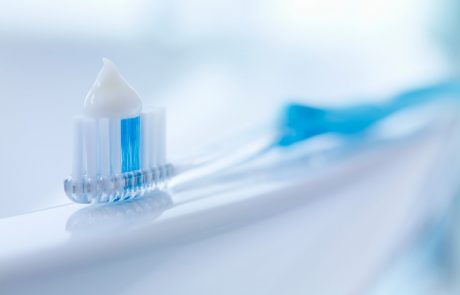 Zdravniška zbornica opozarja na zavajajoče oglaševanja zobne paste Denta Seal, ki obljublja, da v 27 dneh odpravi karies