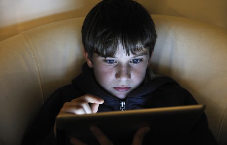 Pametne naprave z zasloni na dotik škodljive za spanec otrok, pravi nova študija
