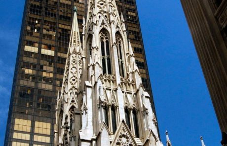 V newyorški katedrali aretirali moškega z bencinom in vžigalniki